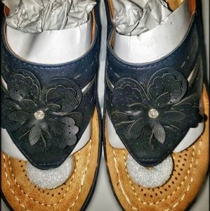 NWT Black Italina Wedge Sandals w/ flower Sz 6.5